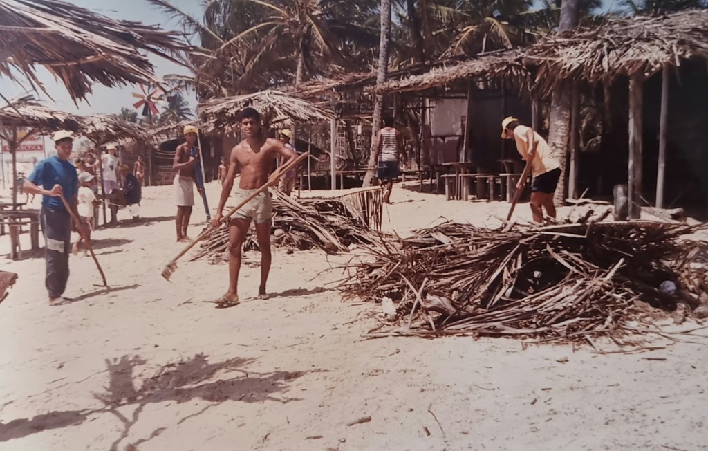 Construção das palhoças na Praia da Costa. Foto do acervo do Arquivo Público Municipal da Barra dos Coqueiros.
